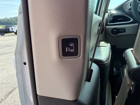 Used 2022 Chrysler Pacifica Touring-L FWD image 37