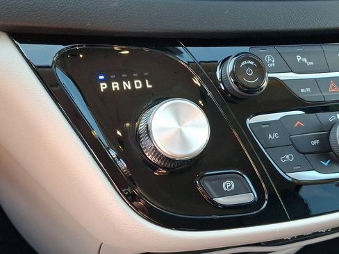Used 2024 Chrysler Pacifica Touring-L FWD image 15