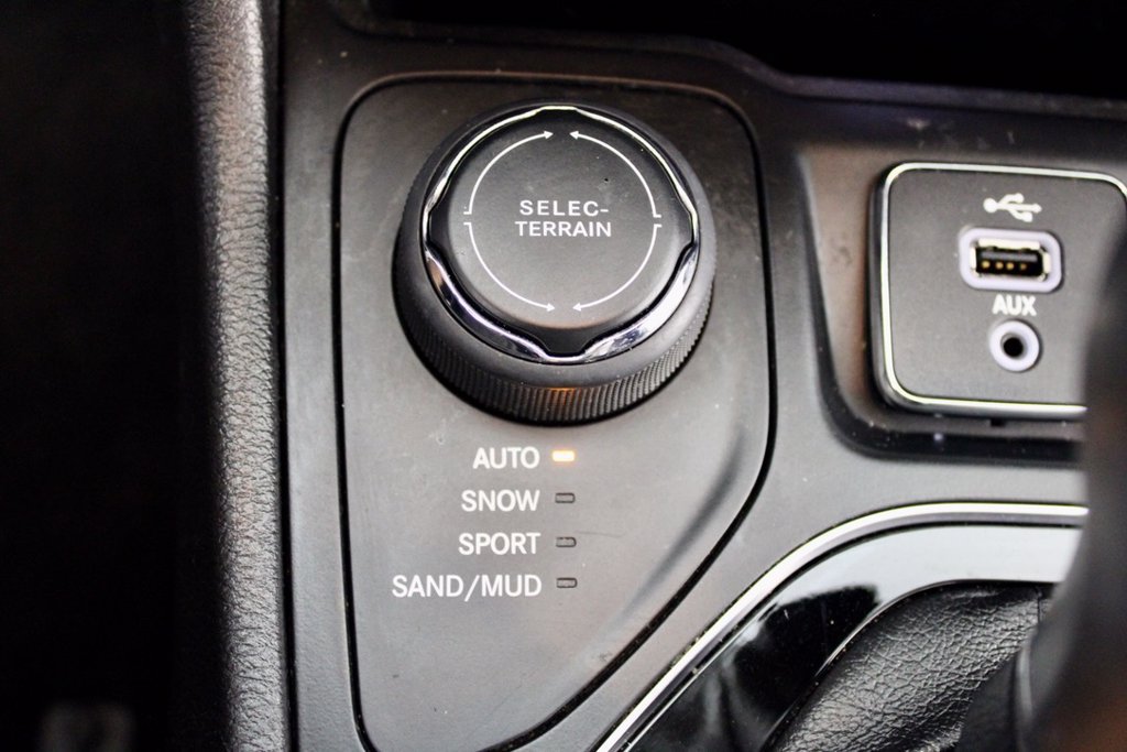 Used 2019 Jeep Cherokee Limited AWD/4WD image 23