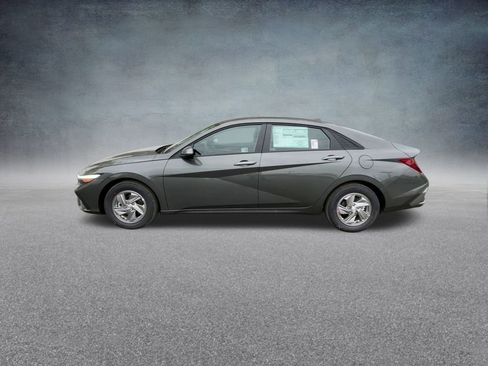Used 2025 Hyundai Elantra SE image 14