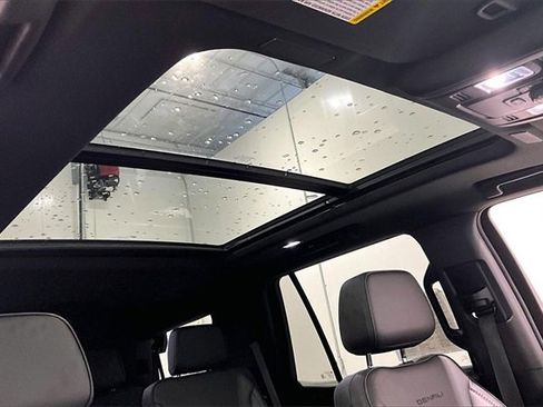 Used 2025 GMC Yukon Denali w/ Sun & Power Step Package image 28