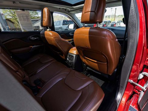 Used 2019 Jeep Cherokee Overland w/ Technology Group AWD/4WD image 30