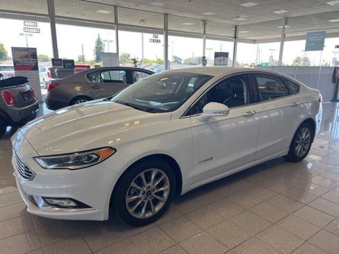 Used 2017 Ford Fusion SE w/ Equipment Group 602A FWD image 11