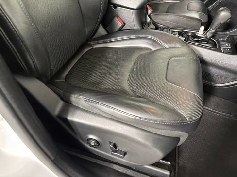 Used 2019 Jeep Cherokee Limited FWD image 28