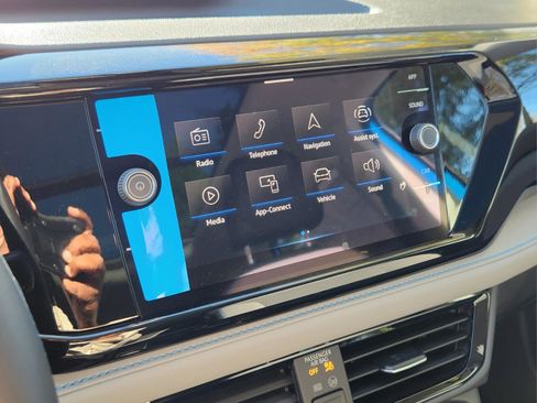 New 2024 Volkswagen Taos SE image 18