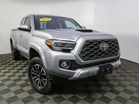 Used 2021 Toyota Tacoma TRD Sport w/ TRD Premium Sport Package AWD/4WD image 3