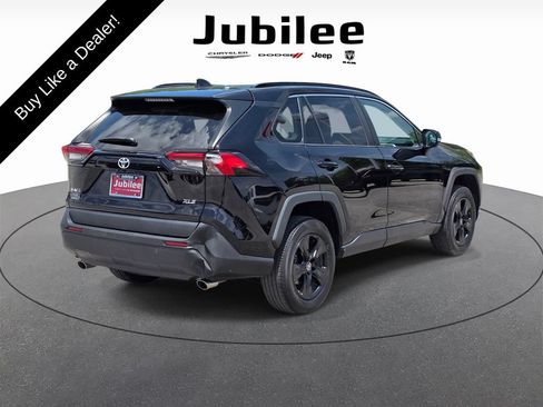 Used 2021 Toyota RAV4 XLE w/ Convenience Package FWD image 5