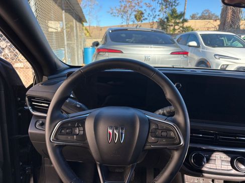 Used 2025 Buick Envista Sport Touring image 34