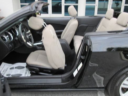 Used 2014 Ford Mustang Convertible RWD image 13
