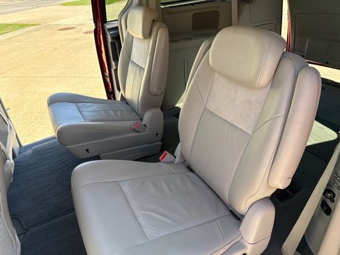 Used 2010 Chrysler Town & Country Limited w/ Entertainment Group #3 FWD image 15