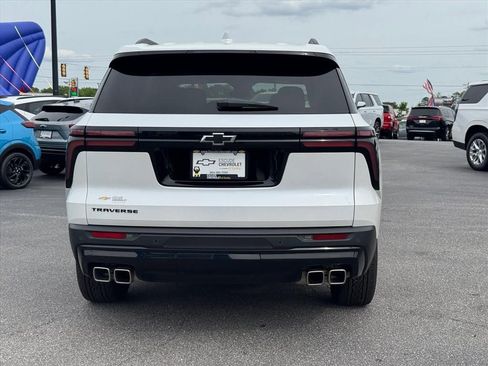 Used 2025 Chevrolet Traverse LT w/ Midnight/Sport Edition FWD image 4
