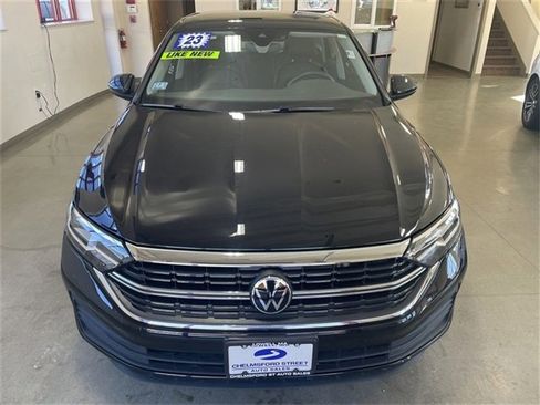 Used 2023 Volkswagen Jetta SE image 2