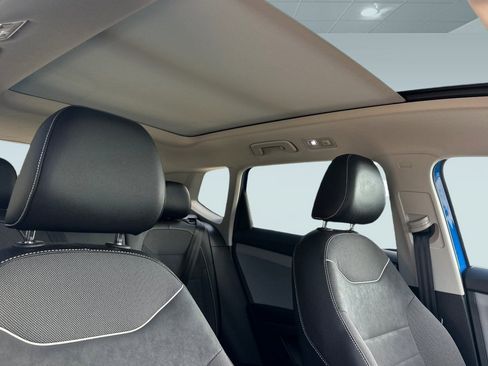 Used 2023 Volkswagen Taos SE w/ Panoramic Sunroof Package image 14