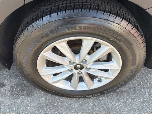 Used 2019 Kia Sorento LX image 9