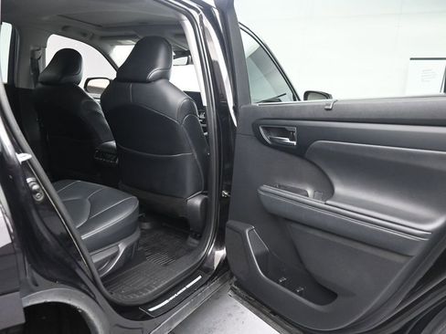 Used 2021 Toyota Highlander XLE AWD/4WD image 11