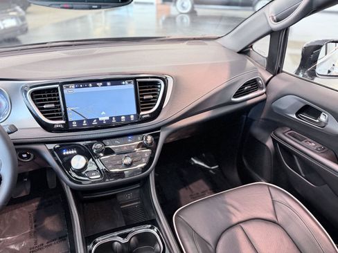 Used 2026 Chrysler Pacifica Limited FWD image 42