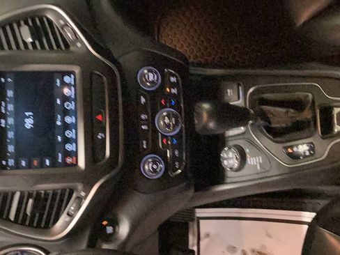 Used 2019 Jeep Cherokee Trailhawk image 12