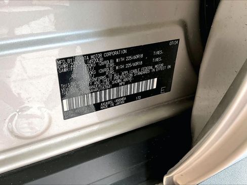 Used 2024 Toyota Venza LE AWD/4WD image 34