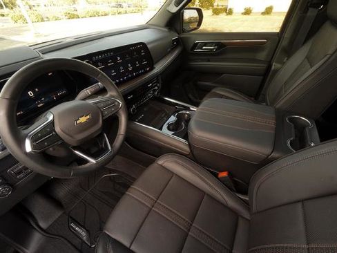 Used 2025 Chevrolet Suburban High Country image 25