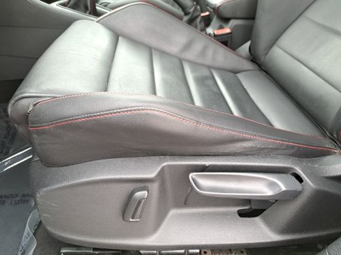 Used 2017 Volkswagen GTI SE image 25