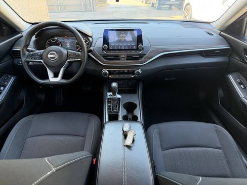 Used 2025 Nissan Altima 2.5 SV FWD image 32