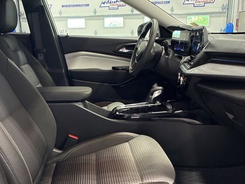 Used 2025 Chevrolet Trax LT FWD image 40