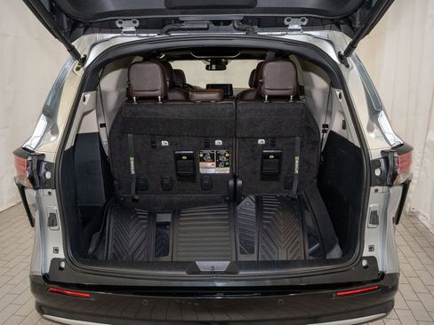 Used 2024 Toyota Sienna Platinum image 5