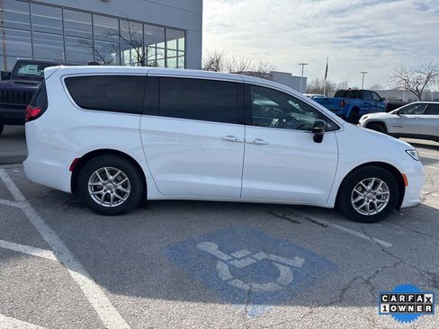 Used 2025 Chrysler Pacifica Select image 37