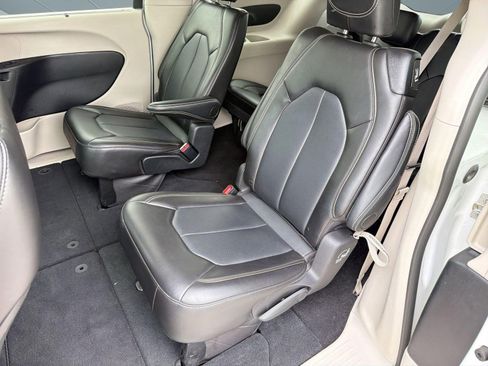Used 2024 Chrysler Pacifica Touring-L FWD image 26