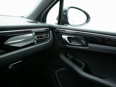 Certified 2025 Porsche Macan image 29