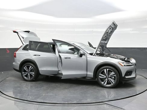 Used 2025 Volvo V60 B5 Cross Country Plus AWD/4WD image 41