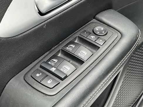 Used 2025 Chrysler Pacifica Limited FWD image 26