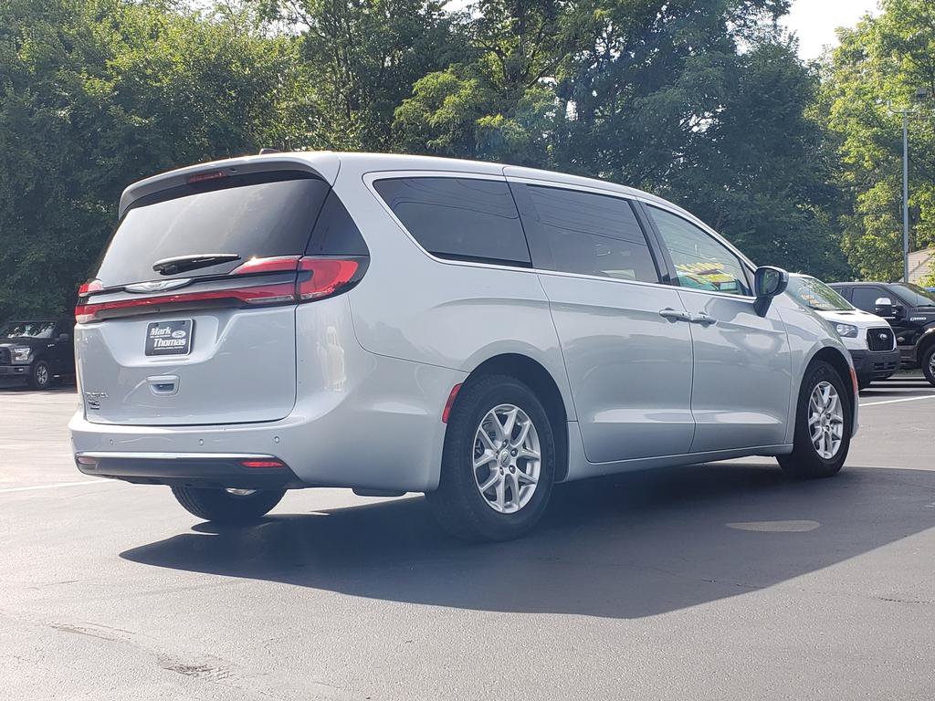 Used 2023 Chrysler Pacifica Touring-L FWD image 5