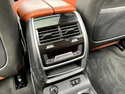 Used 2022 BMW X7 M50i image 10