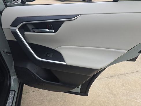 Used 2022 Toyota RAV4 XLE Premium image 22