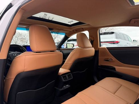 Certified 2025 Lexus ES 300h w/ Premium Package image 17