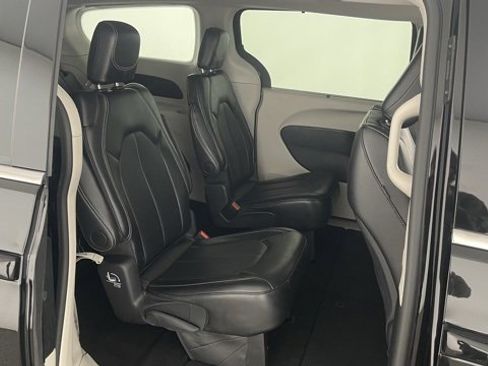 Used 2024 Chrysler Pacifica Touring-L image 47