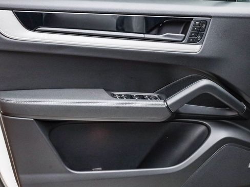 Used 2025 Porsche Cayenne image 24