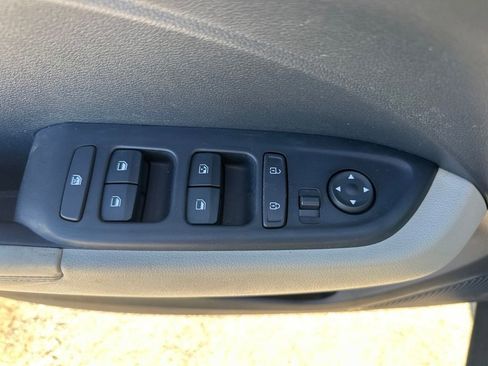 Used 2024 Hyundai Venue Limited image 14