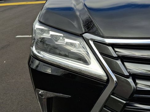 Certified 2020 Lexus LX 570 4WD w/ 3rd Row & Luxury Pkg image 9