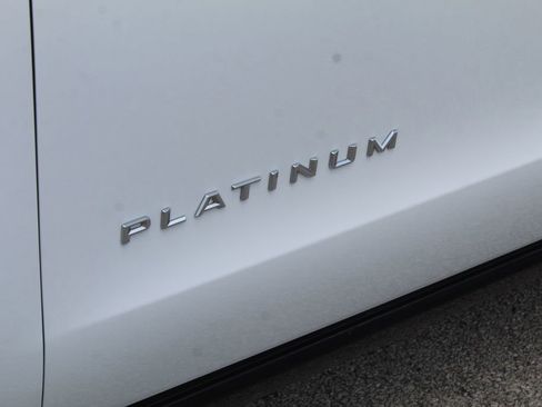 Used 2025 Ford Expedition Platinum AWD/4WD image 7