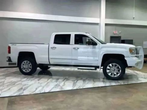 Used 2015 GMC Sierra 2500 Denali w/ Duramax Plus Package image 5