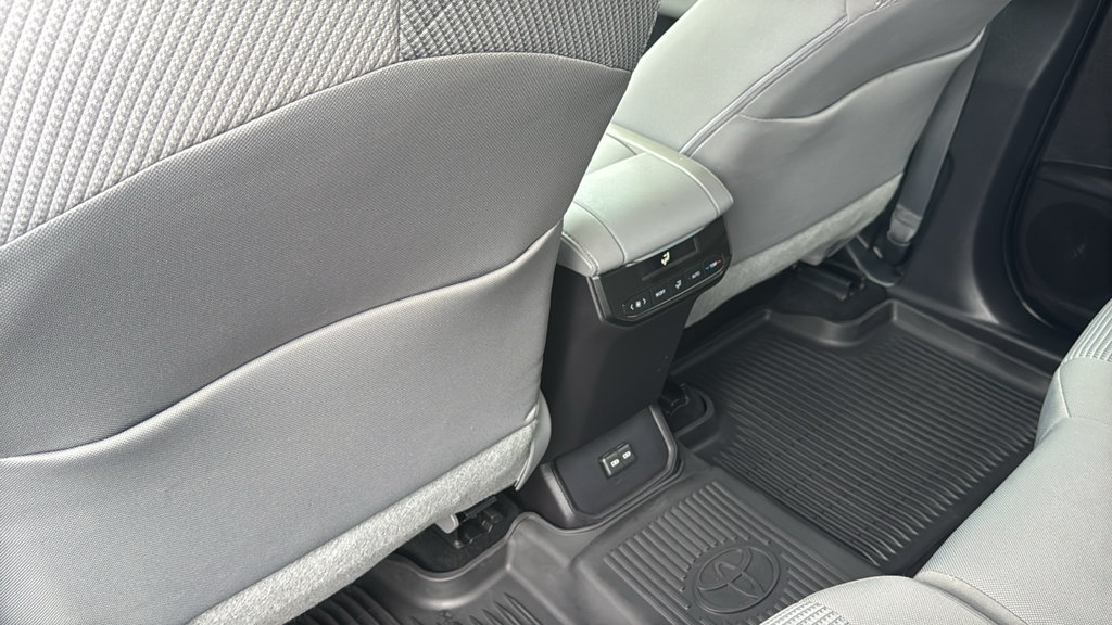 Used 2022 Toyota Highlander LE AWD/4WD image 32
