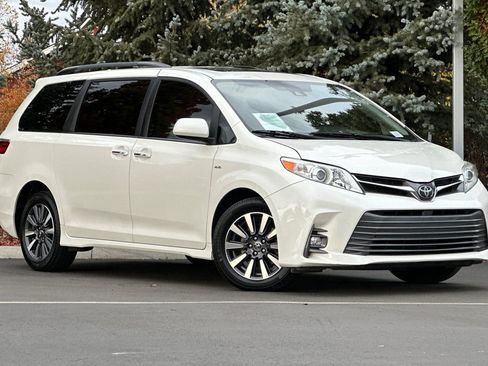 Used 2018 Toyota Sienna XLE Premium image 2