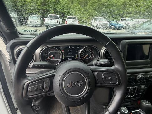 Used 2022 Jeep Wrangler Unlimited Sport AWD/4WD image 9