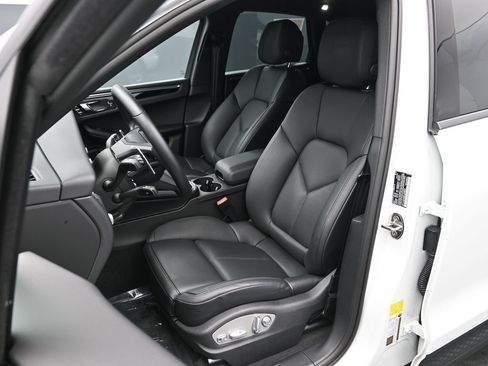 Certified 2025 Porsche Macan image 5