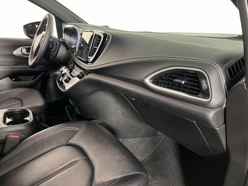 Certified 2024 Chrysler Pacifica Limited image 33