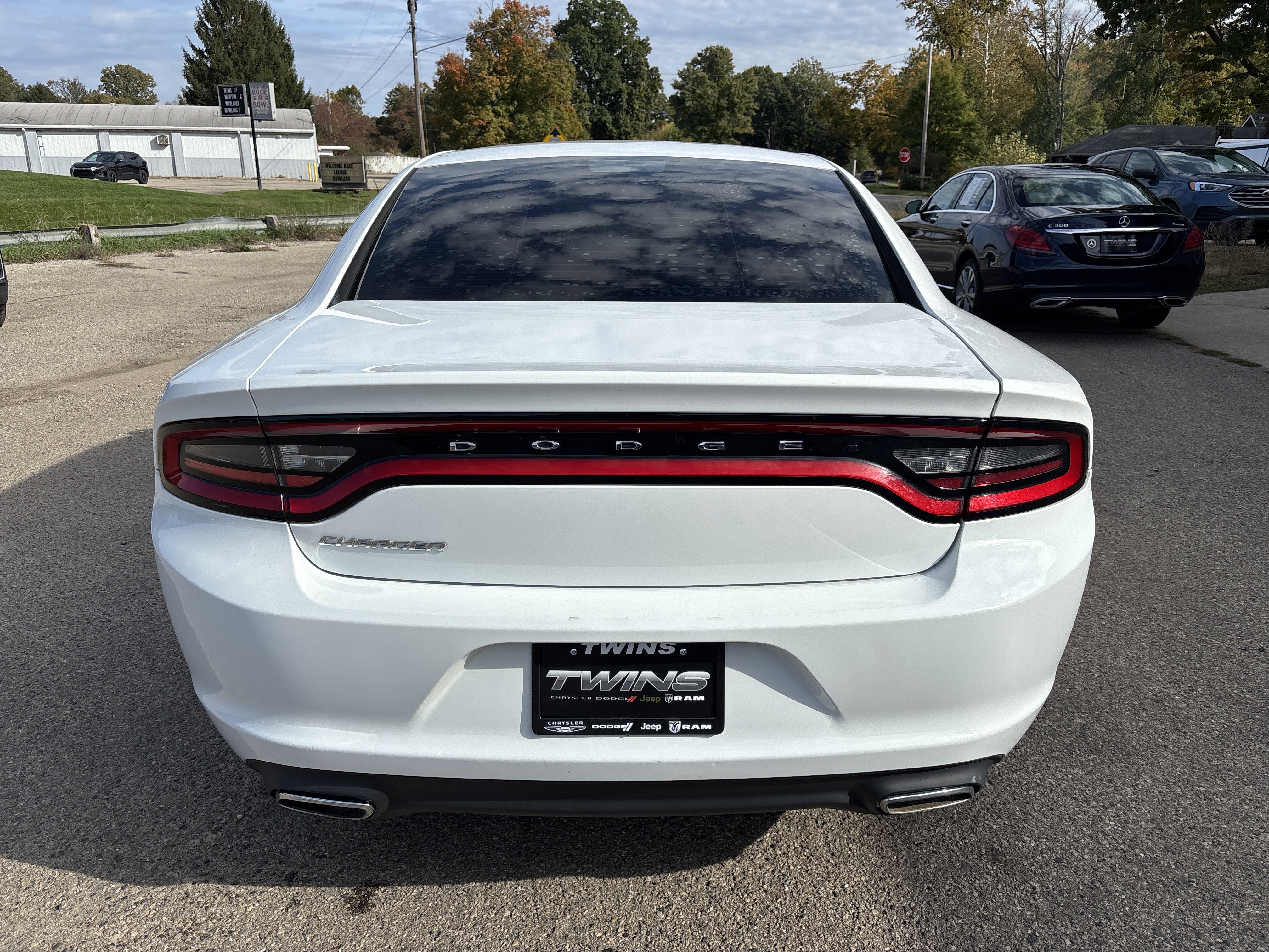 Used 2016 Dodge Charger SE RWD image 4
