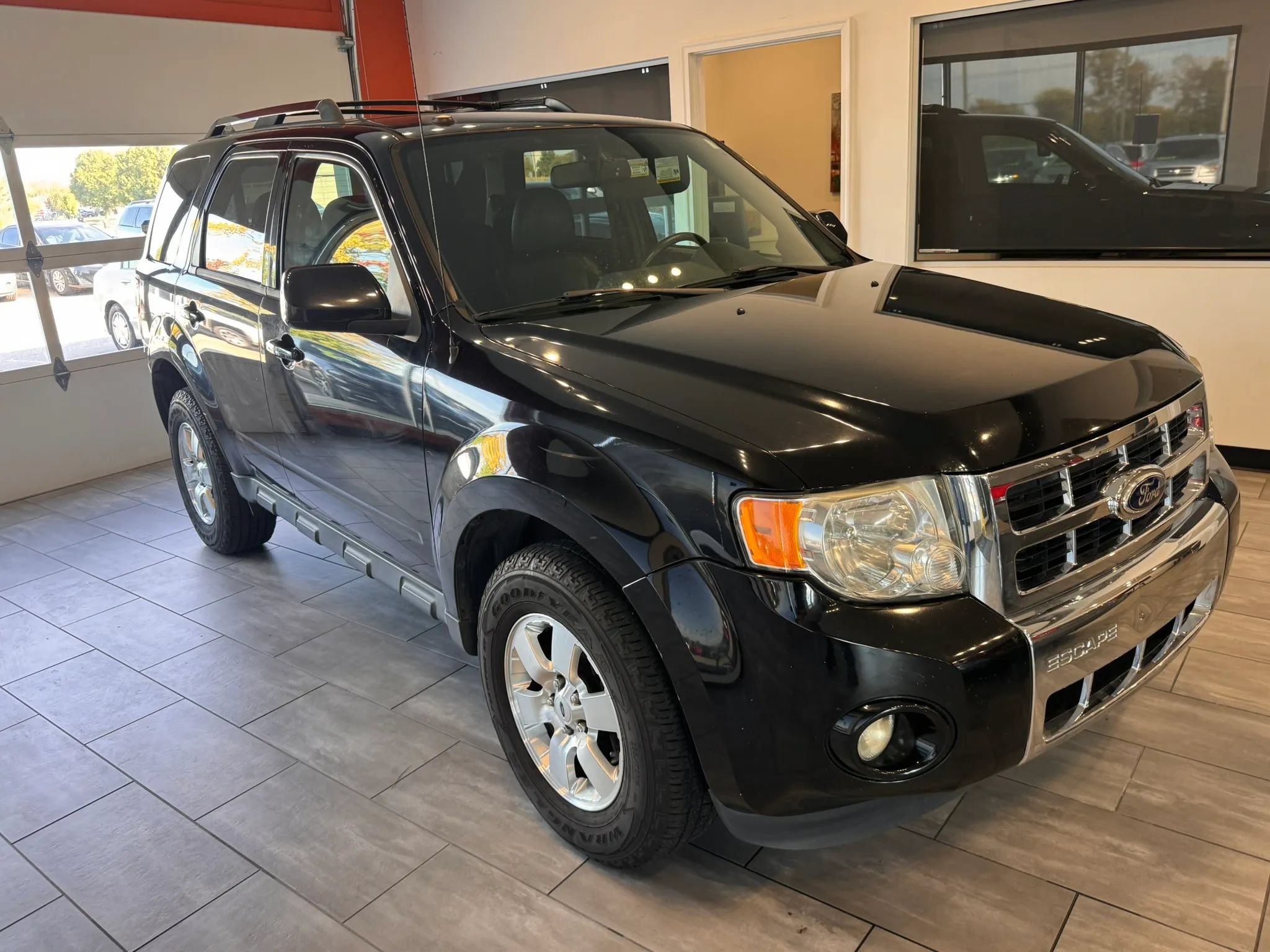Used 2012 Ford Escape Limited w/ Class II Trailer Tow Pkg FWD image 2