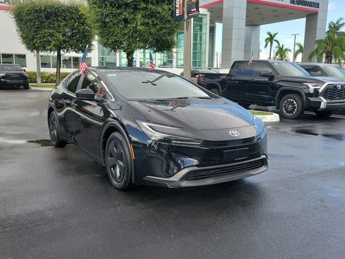 Used 2025 Toyota Prius LE FWD image 2
